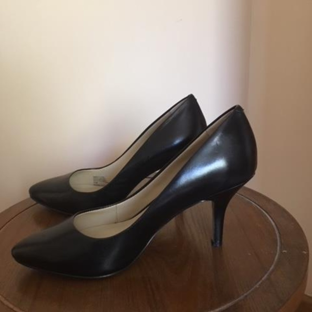 INC  Black leather pumps
